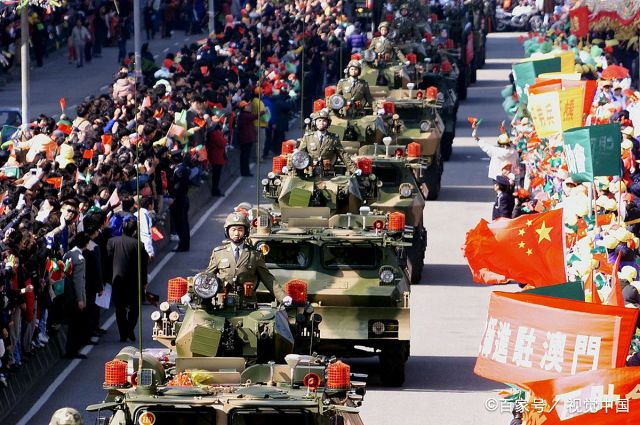 澳门回归祖国19周年,重温解放军驻防历史一刻,依然让人泪流满面